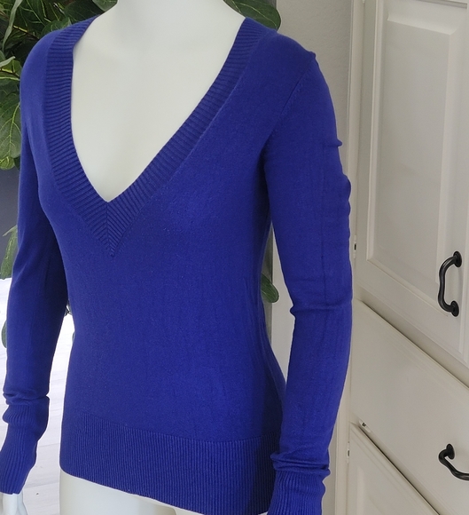 Banana Republic Cashmere Blend Cobalt Blue V-neck long sleeve sweater size M - Picture 3 of 7